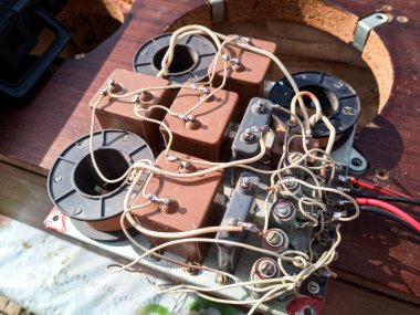 Akustik filtre - geçiş, Amphiton 35AC-018 klasik akustik sistem. Devre kartındaki kondansatörler ve bobinler.