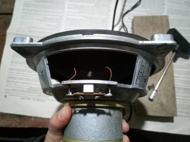 Krasnodar, Rusya - 31 Mart 2020: Akustik dinamiğin onarımı, hoparlördeki lehimleme teli. Nikel kobalt hoparlörü 25gd-26