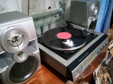 Krasnodar, Rusya - 31 Mart 2020: Vintage Sovyet elektrofon Vega 109 stereo. Turntable vinil, eski ekipmanlar.