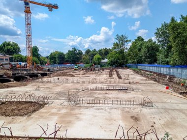 Yeni bir bina inşaatı. İnşaat alanında Büyük Kule Turnası..