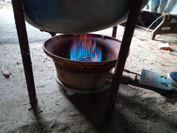 Gaz ocağında çalışıyorum. Tütsüleme tankının altındaki gaz ocağı..