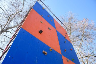 Dağcıları eğitecek bir duvar. Yapay taşlar duvardaki çıkıntılardır..