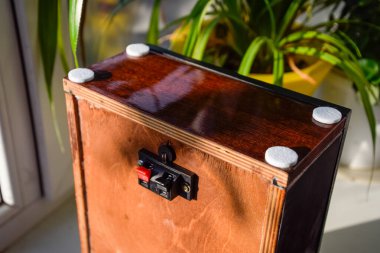 Hoparlörlerin arkası. Hoparlöre kablo bağlama terminalleri. Hoparlör 15AS-208. Klasik Sovyet kitap rafı akustiği.