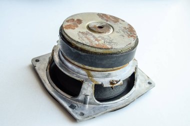 Orta frekanslı hoparlörler 15gd-11a Sovyet klasik akustiği, bir müzik sütunu elementleri..