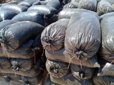 İnşaat alanında moloz ve kum dolu paketler. İnşaat malzemeleri tabanı.