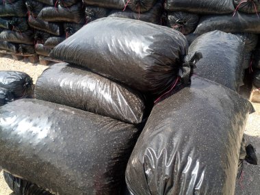 İnşaat alanında moloz ve kum dolu paketler. İnşaat malzemeleri tabanı.