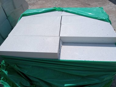 İnşaat üssünde depolama için gaz bloğu.