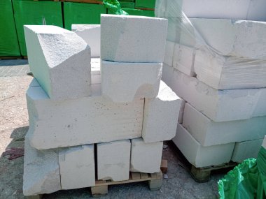 İnşaat üssünde depolama için gaz bloğu.