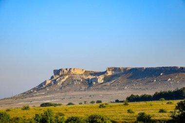 Kırım yarımadasındaki masa beyaz dağları. Beyaz kayalıklar.