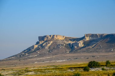 Kırım yarımadasındaki masa beyaz dağları. Beyaz kayalıklar.