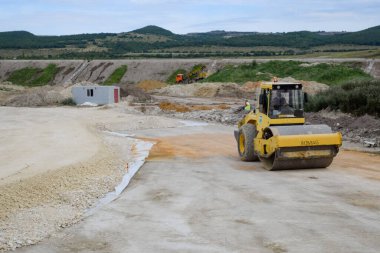 Taman, Rusya - 7 Haziran 2019: Karayoluna çarpmak için bir paten. Yolun inşaatında yol silindiri.
