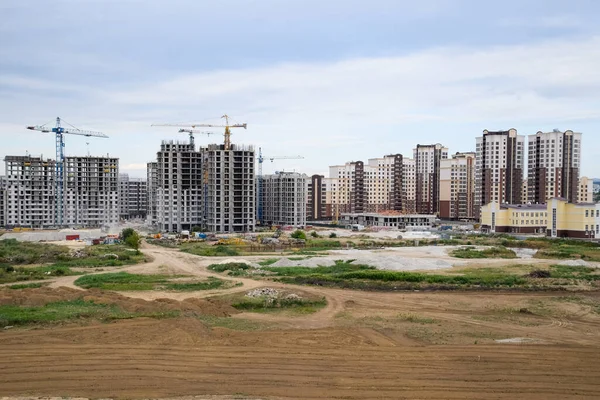 Çok katlı konutların inşaatı. İnşaat alanında kule vinçleri.