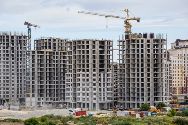 Çok katlı konutların inşaatı. İnşaat alanında kule vinçleri.