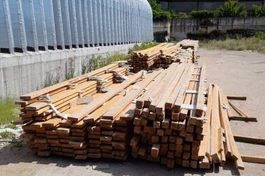 Tahtalar inşaat alanında depolanmak için inşa edildi. İnşaat tahtaları.