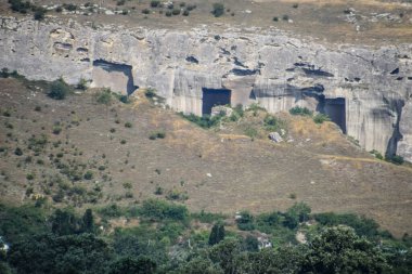 Kayalıklarda antik taş ocakları. Çok eski ve gelişmiş bir medeniyetin kanıtı. Kırım Yarımadası.