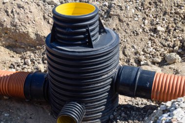 Yol ve otoyollarda fırtına suyu ve kanalizasyon inşaatı. Ulaşım kanalizasyonu..