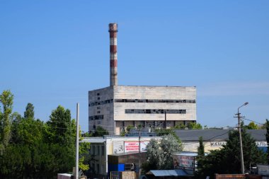 Taman, Rusya - 9 Haziran 2019: borusu olan eski bir Sovyet fabrikası. Terk edilmiş Sovyet endüstrisi.