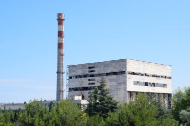 Borusu olan eski bir Sovyet fabrikası. Terk edilmiş Sovyet endüstrisi.