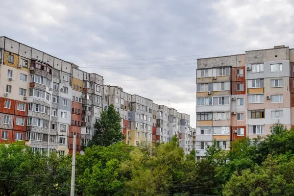 Sivastopol şehrinde çok katlı evler. Şehrin sokakları..