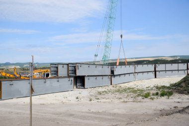 Köprü yapısının çelik parçaları. Bir yol kavşağının inşaatı.