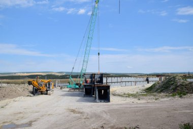 Köprü yapısının çelik parçaları. Bir yol kavşağının inşaatı.