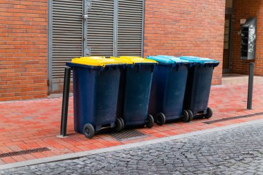 Çevre dostu çöp kutularını plastik poşetlerle geri dönüşüm için rengarenk kapaklı çeşitli plastik çöp kapları