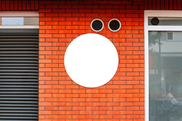 Signboard loja layout logotipo design círculo modelo na parede de tijolo vermelho . — Fotografia de Stock