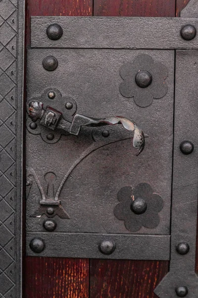 Staré dřevěné tyrkysové dveře se starou kovovou klikou. Strukturované pozadí architektury — Stock fotografie