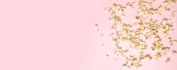 Smaklig salt eller söt popcorn gräns isolerad på rosa bakgrund. Titta på film koncept. — Stockfoto