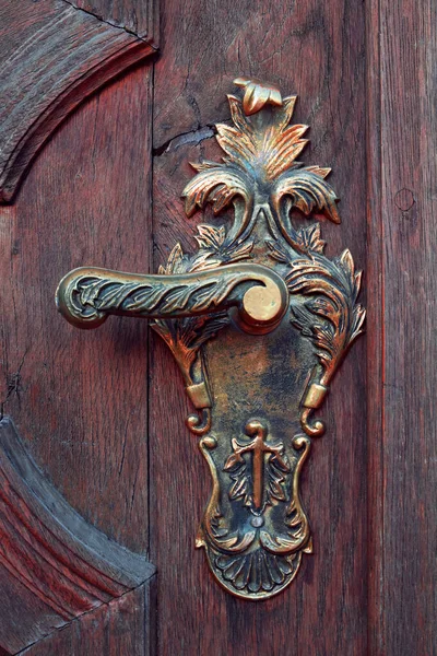 Stare zabytkowe drzwi i uchwyt z brązu lub mosiądzu — Zdjęcie stockowe