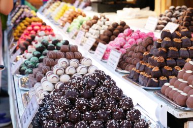 Dükkan, market, kafe tezgahında satılık lezzetli çikolata çeşitleri. Mağazalardaki badem ezmesi şekerleri çeşitleri.