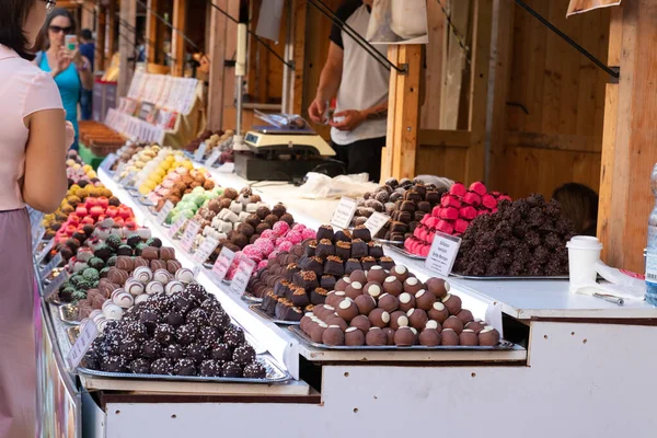 Dükkan, market, kafe tezgahında satılık lezzetli çikolatalar. Mağazalardaki badem ezmesi şekerlerinin çeşitleri. — Stok fotoğraf