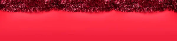 Kerst rode serpentijn achtergrond. Kerst moderne compositie. Vlakke lay, bovenaanzicht, kopieerruimte — Stockfoto