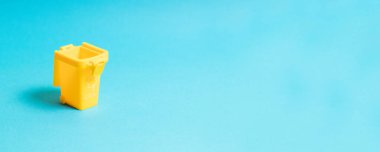 Ayrı atık toplama için mini sarı plastik kap