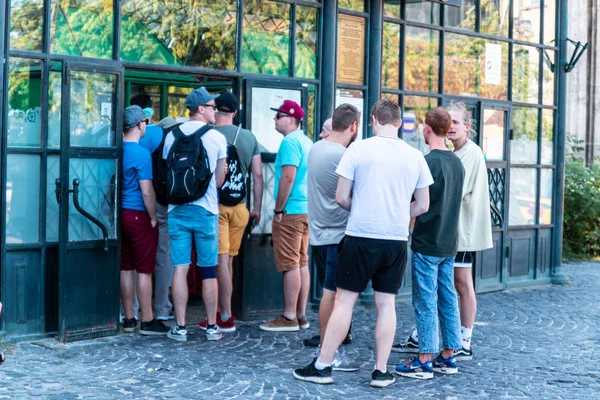 Des gens font la queue devant le bâtiment du musée. Acheter un billet pour une représentation, un musée ou une attraction — Photo