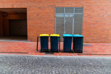 Atık ayrımı için modern çöp kutuları. Atık toplamayı ayır. Yönetim çöpleri geri dönüştürüyor