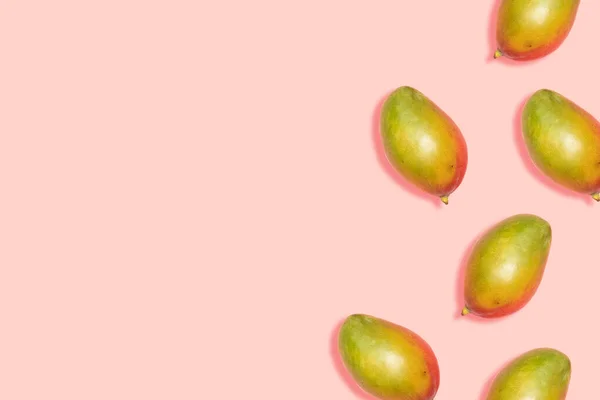 コピースペースとピンクの背景にマンゴーパターンを熟す — ストック写真
