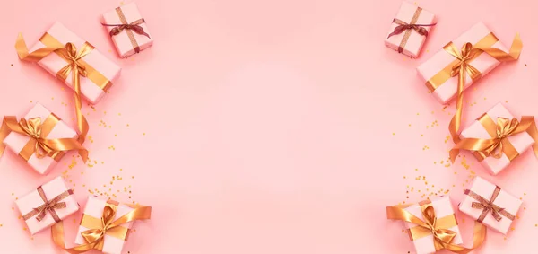 Alla hjärtans dag komposition eller fana av överraskningsgåvor med guldbåge på en rosa bakgrund. Platt låg, ovanifrån, kopiera utrymme. — Stockfoto