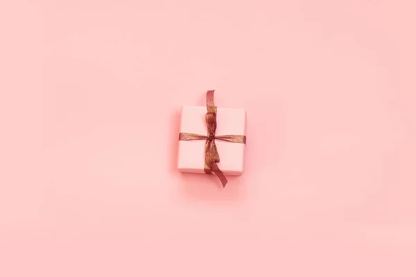 Caja regalo o regalo, vista superior de mesa rosa. Composición laica plana para cumpleaños, día de la madre, feliz Navidad y año nuevo — Foto de Stock