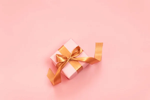 Tarjeta de felicitación con Regalo o regalo de fondo rosa boxón. Composición laica plana para cumpleaños, día de la madre, feliz Navidad y año nuevo — Foto de Stock