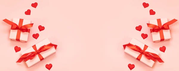 Плоская укладка подарочных коробок с красными бантами и любовная форма сердца на розовом фоне. Плоская лежала, вид сверху, копировальное пространство. День рождения, День Святого Валентина, Рождество, Новый год. Плоский стиль — стоковое фото