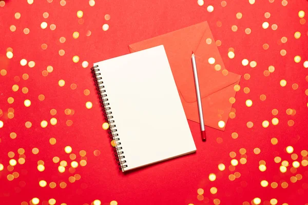 Świąteczna kompozycja pustego papieru z ołówkiem do pisania listy życzeń świątecznych. Koncepcja wakacji. — Zdjęcie stockowe