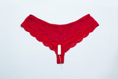 Kadınlar kritik günlere karşı korumalı kırmızı iç çamaşırları giyer