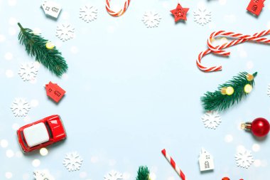 Beyaz bir zemin üzerinde noel ve yeni yıl dekoruyla düz konum