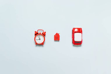 Kırmızı alarm saati, çocuk oyuncağı arabası ve evi olan minimum bileşim. Yaratıcı Dernek Kavramı