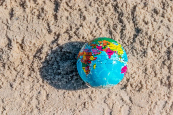 Planeta Terra feita sobre fundo de areia. Salve o mundo, criativo, poluição ambiental o nosso conceito Dia Mundial da Terra . — Fotografia de Stock