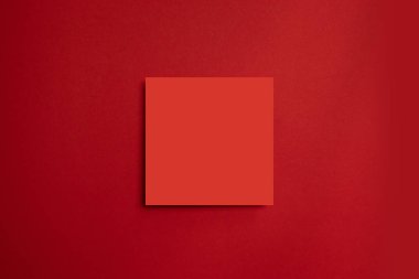 Kırmızı arka planda kırmızı kağıt poster. Hepsi en düşük biçim şablonunda.