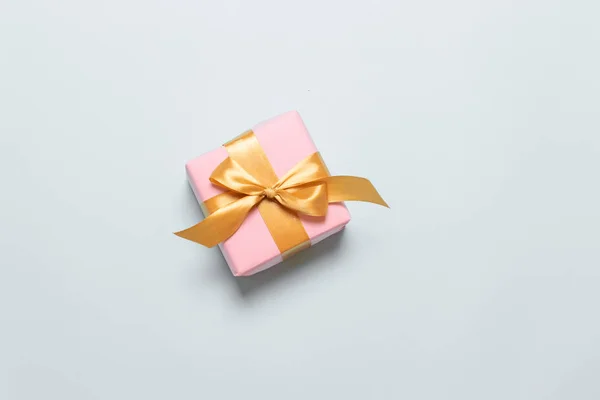 Cadeau surprise ou boîte enveloppée dans du papier et du ruban de satin sur un fond gris. Saint Valentin, Fête des mères, Fête des pères, Fête d'anniversaire — Photo