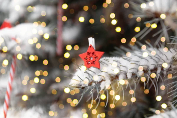 Noel arka planında köknar ağacı dalları, dekorasyonlar ve bulanık ışıklar