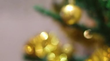 Tatil evi dekorasyonu. Kadın eli yılbaşı arifesinde Noel ağacına Noel balosu süslemesi yapıyor..
